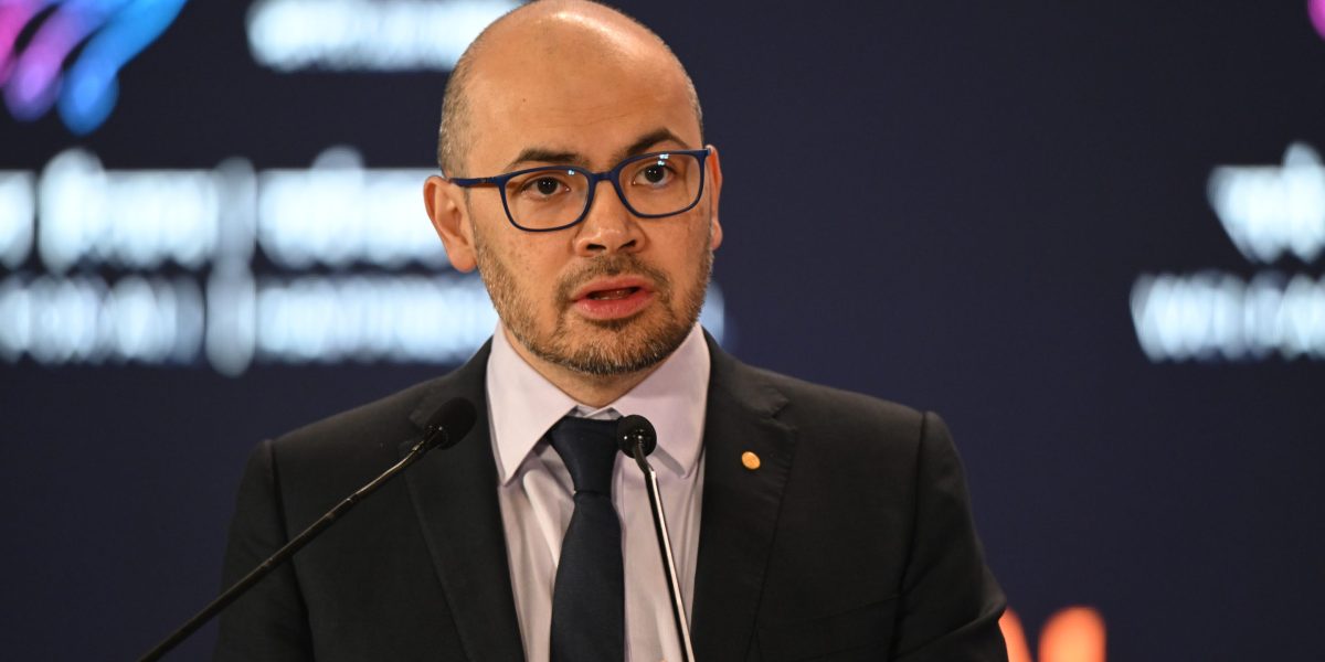 Demis Hassabis demonstrates that AI innovation leadership extends beyond Silicon Valley, with London emerging as a competitive hub for world-class artificial intelligence talent and development.