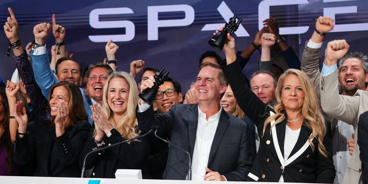 SpaceX's $2.1 trillion(約340兆円) IPO debut means your 401(k) could soon own shares whether you like it or not, as index funds automatically buy stocks that meet size thresholds.