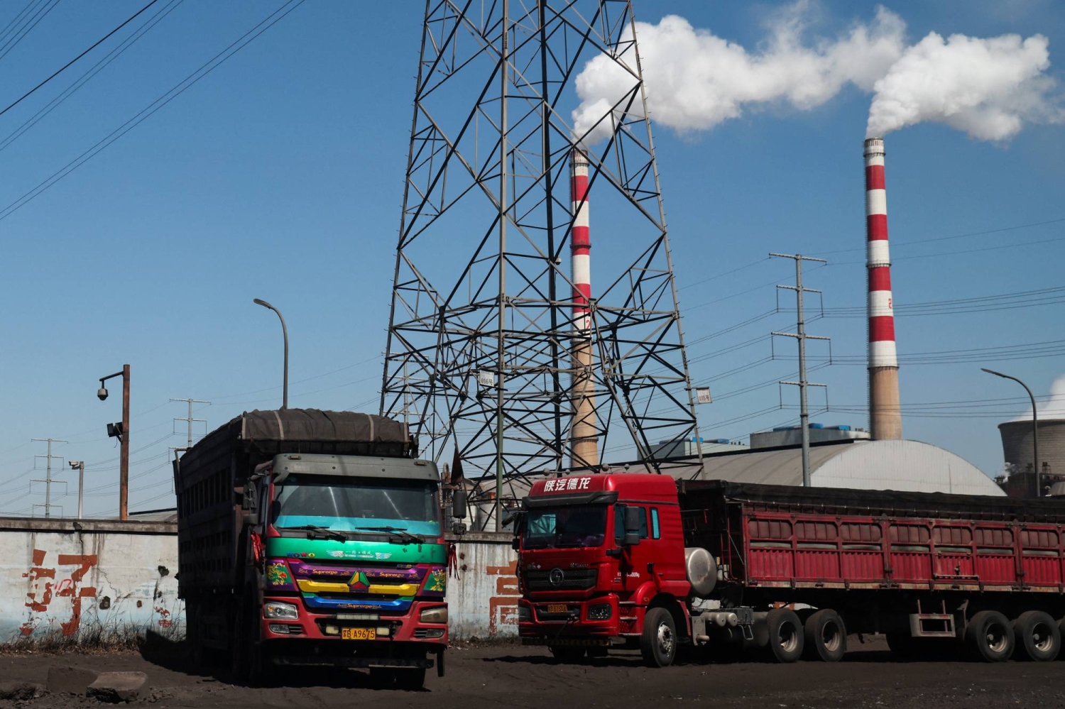 Mongolia targets $20 billion(約3.2兆円) in two-way trade with China this year, a more than 10% jump that deepens its economic reliance on its largest neighbor.