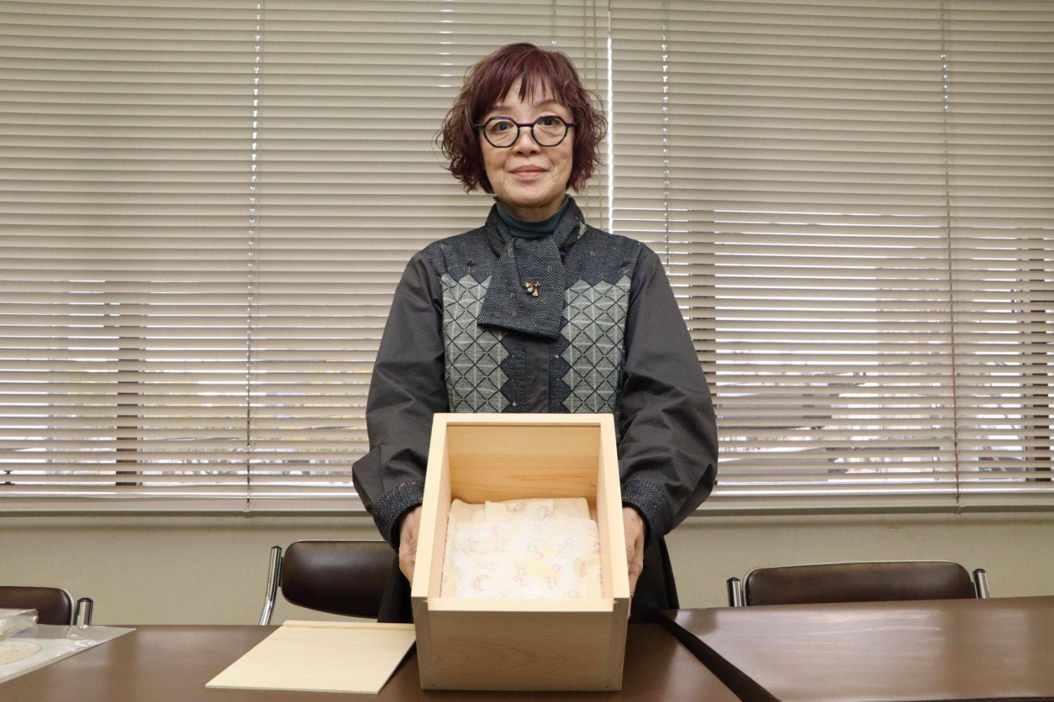 A 66-year-old Mie nurse is working to provide dignified coffins for stillborn babies instead of paper boxes, honoring their brief existence.