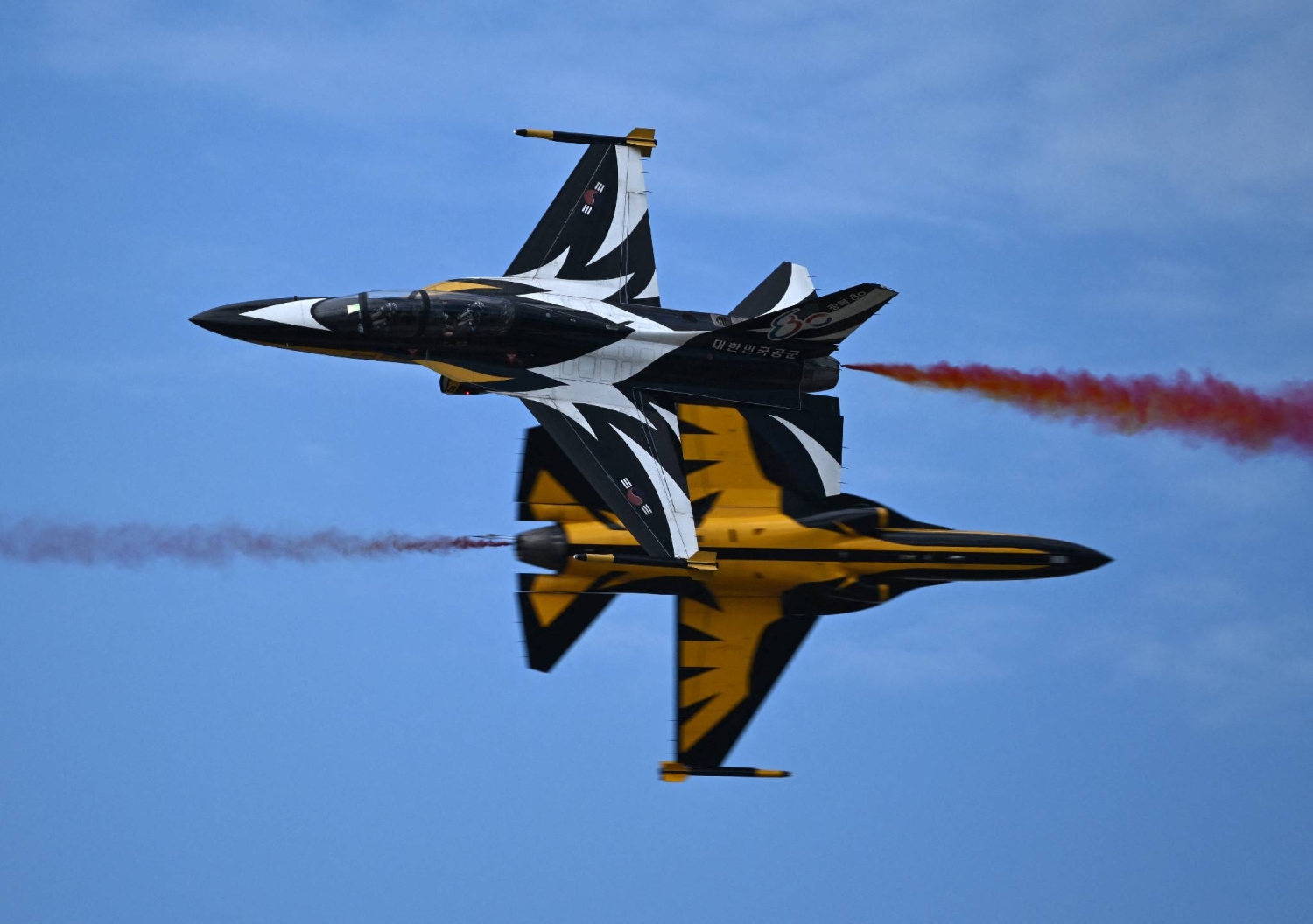Japan and South Korea are working toward making aircraft refueling support a regular arrangement, sidestepping a formal defense agreement that public opinion in Seoul makes difficult to conclude.