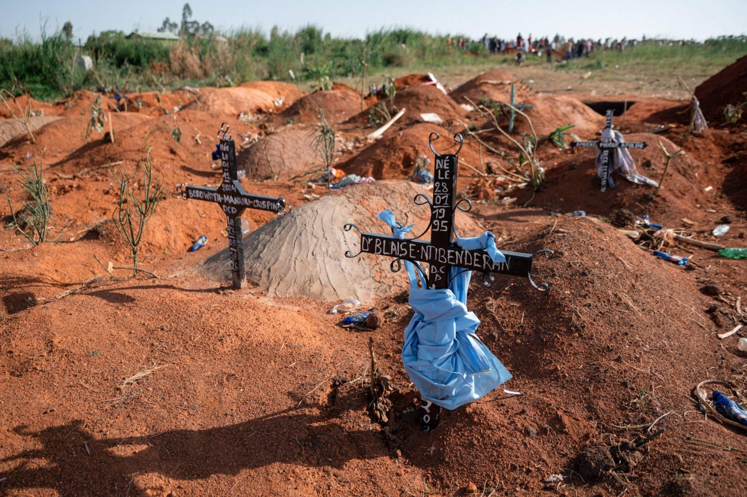 Ebola cases in Congo surge past 800 as health workers struggle to track the outbreak, prompting an African Union emergency summit to coordinate a $518 million(約830億円) response.