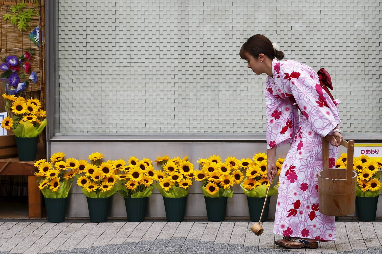 Science backs traditional heat tricks—flowing robes, water-splashing work