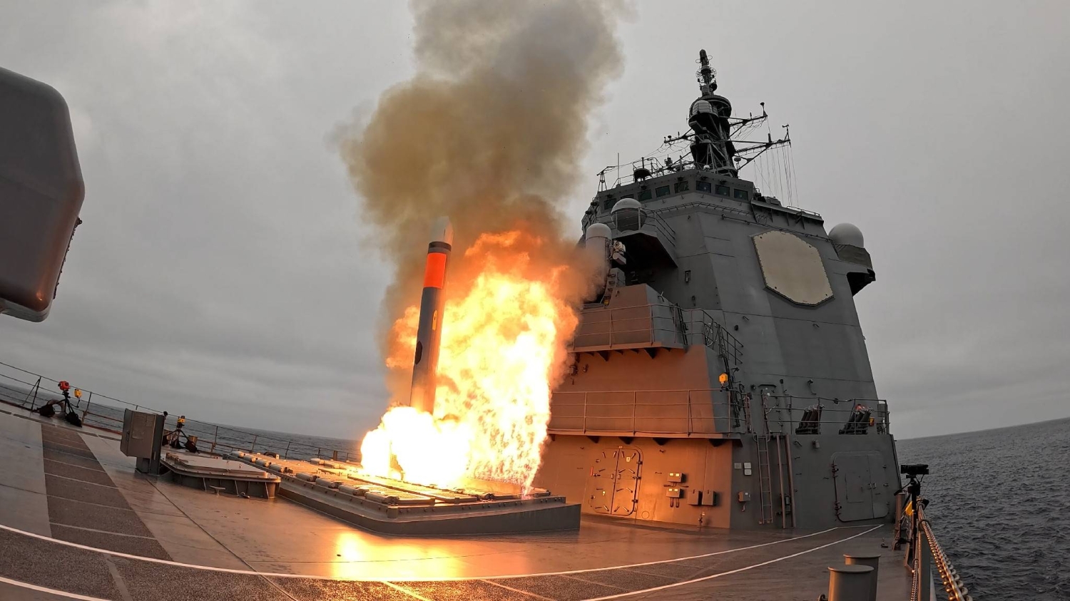日本、護衛艦からトマホーク巡航ミサイル初発射