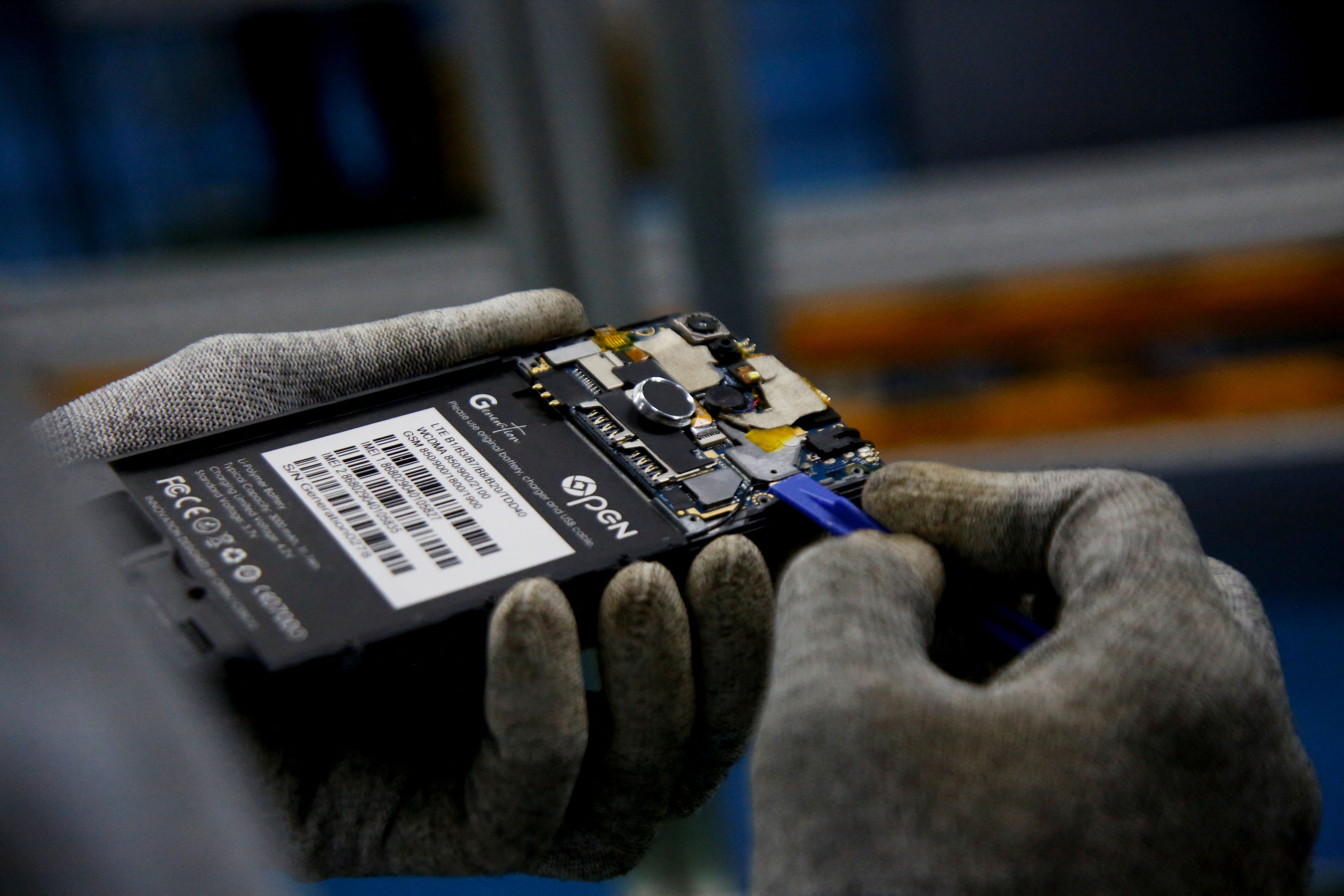 Smartphone shipments hit 13-year low as AI drives up memory costs
