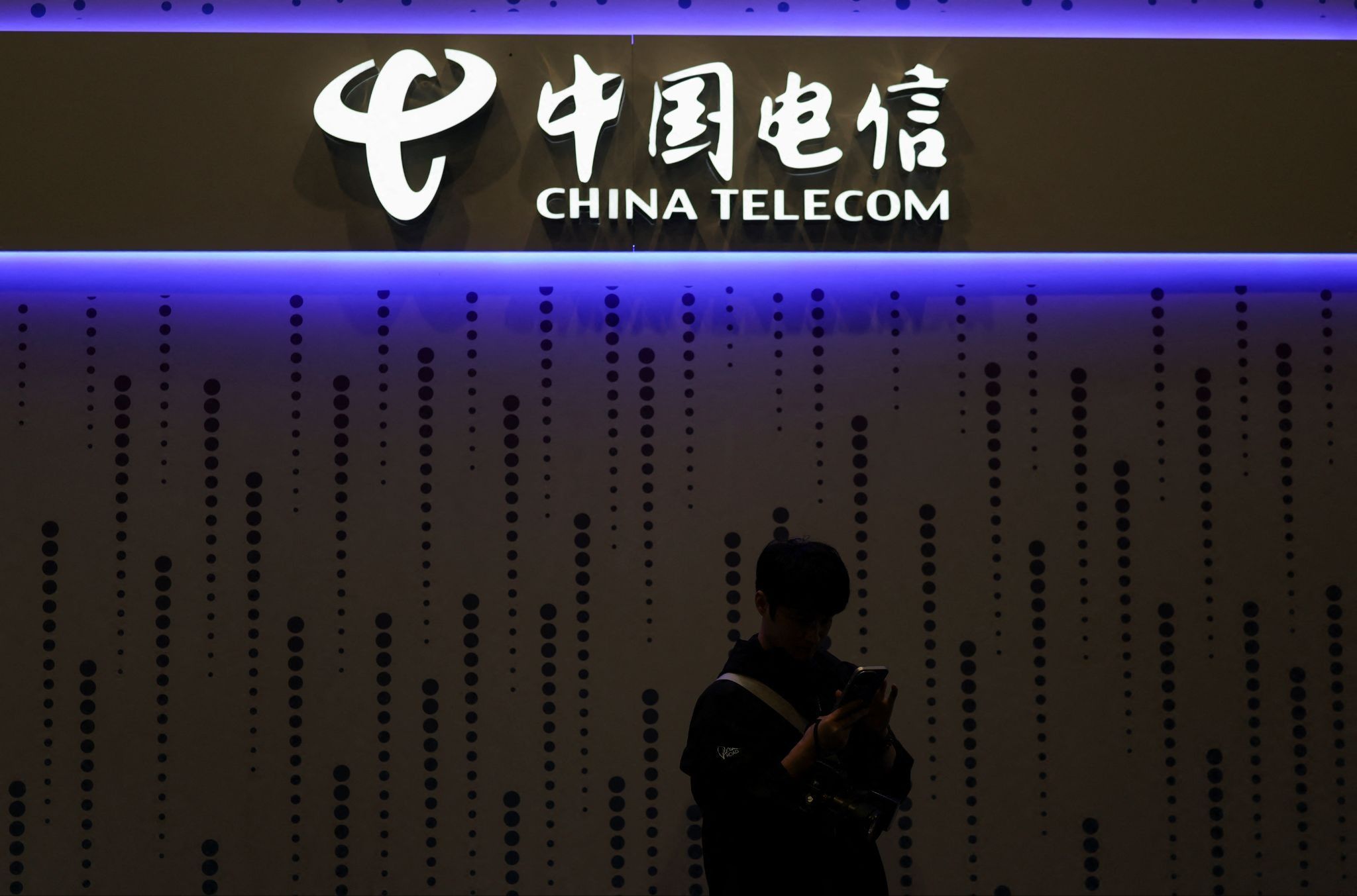 Chinese telecom giants plan to charge consumers for AI tokens