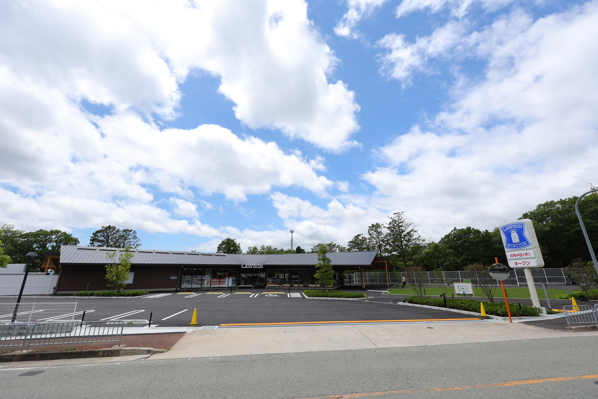 Lawson and KDDI open "Happy Lawson Town" flagship store in Ikeda with AI concierge, disaster support features, and community spaces on June 4, 2026
