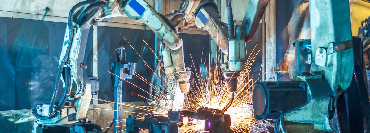 SMC's stock chart forms a 'hammer' pattern and analysts raise profit forecasts, but the company's core investment case—steady earnings growth and shareholder returns—remains unchanged.