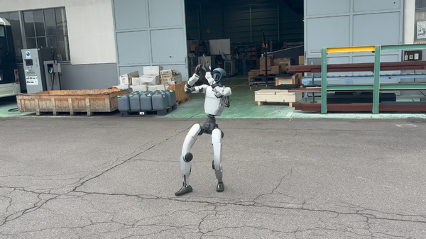 Humanoid "Miyazawa Noah" arrives at Kakuichi, dances for staff