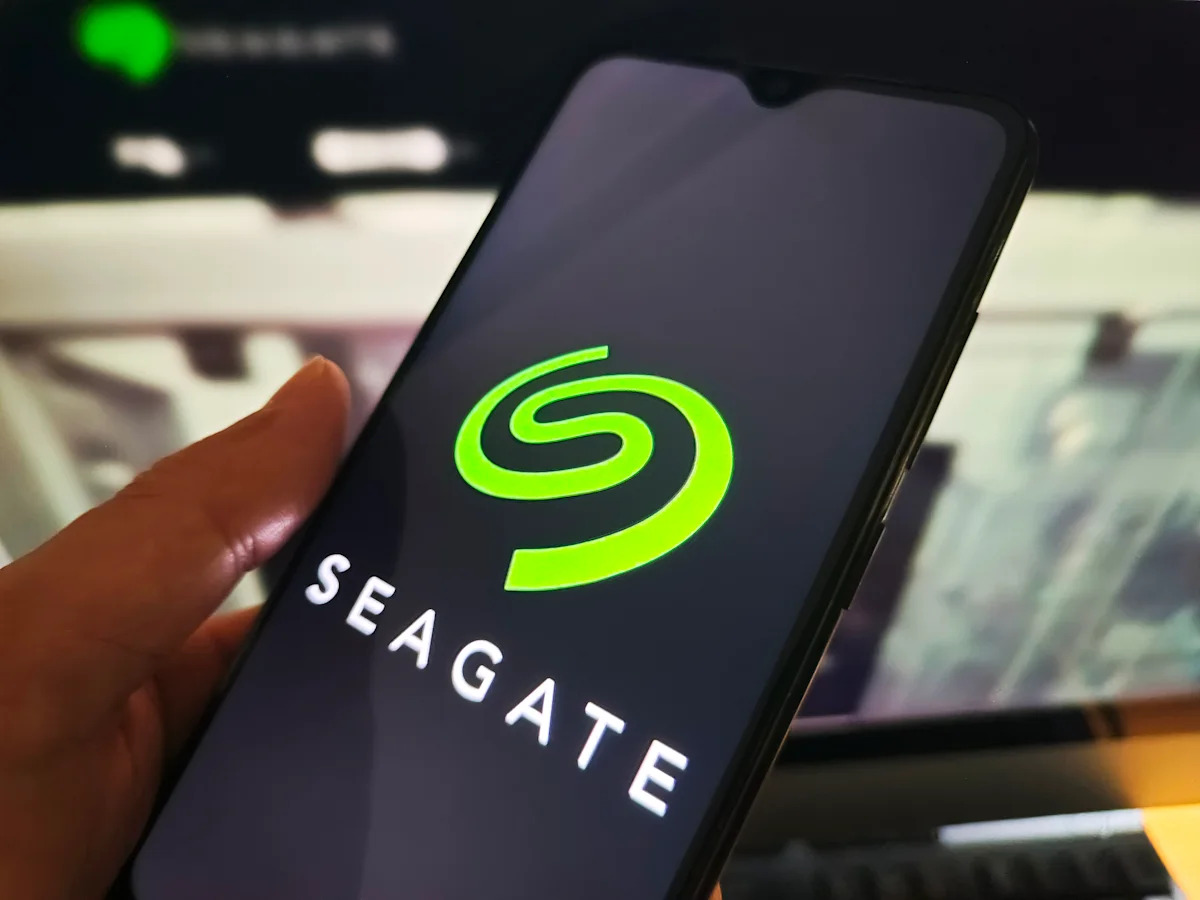 Toshiba AI storage push sinks Seagate 5%, Western Digital 4%