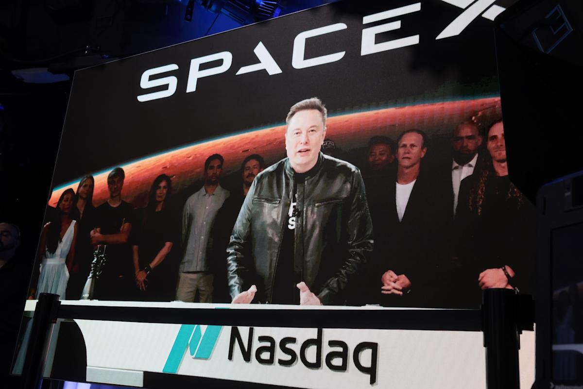 SpaceX's $2.1 trillion(約340兆円) market debut vaults it past Tesla, fueling speculation of a merger between Elon Musk's two companies.