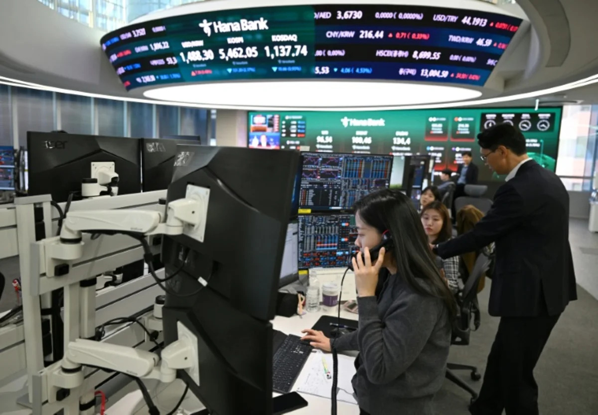 Asian stocks rally on tech recovery; oil eases despite Iran tensions