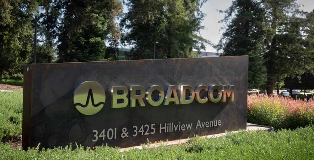 Broadcom strengthens its position in the AI market with an expanded partnership to manufacture Meta's custom artificial intelligence chips.