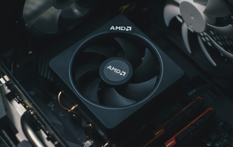 Cathie Woodのポートフォリオで、Advanced Micro Devices (AMD)がAIおよびデータセンター関連銘柄の第3位にランクイン