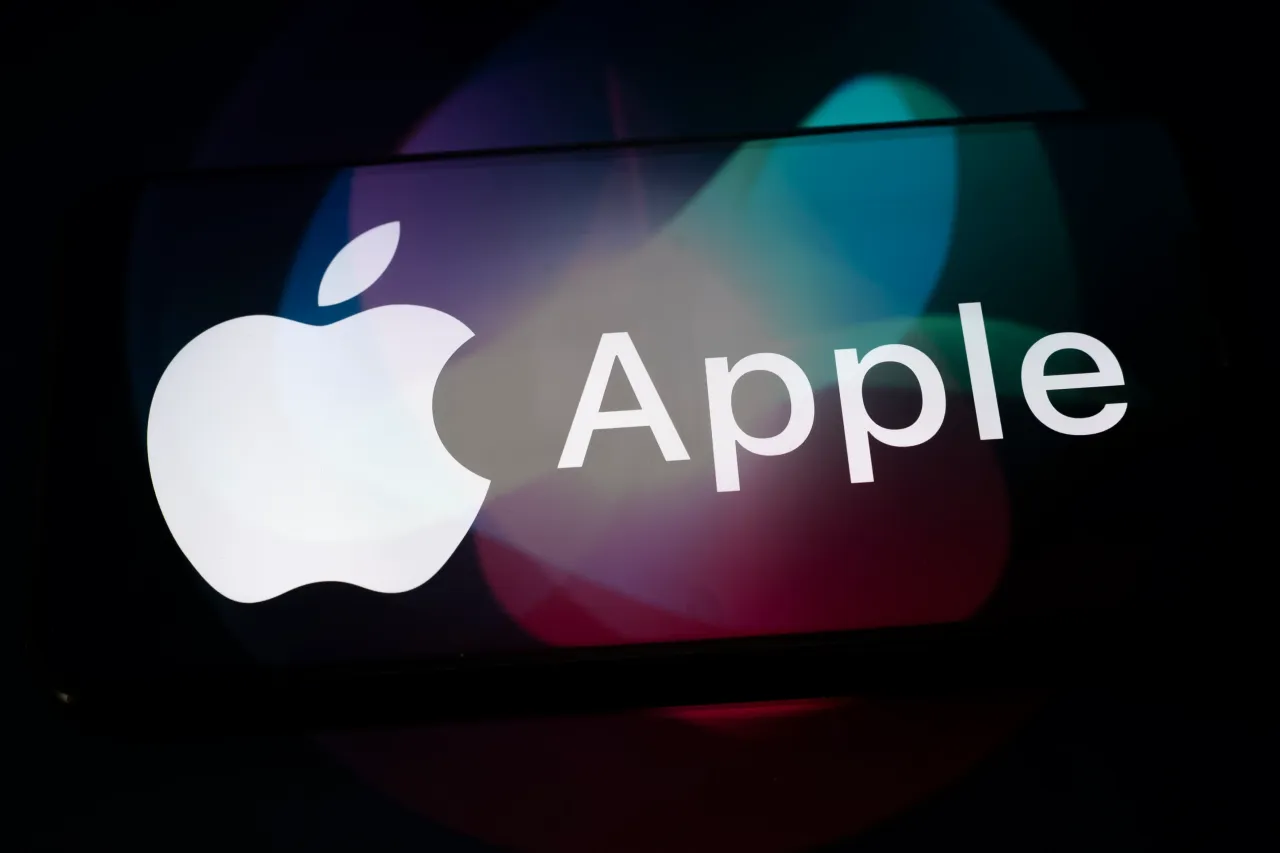 Apple, Oscar Health, and Eli Lilly stocks hit 52-week highs as investors respond to AI updates, revenue reaffirmation, and obesity drug trial results