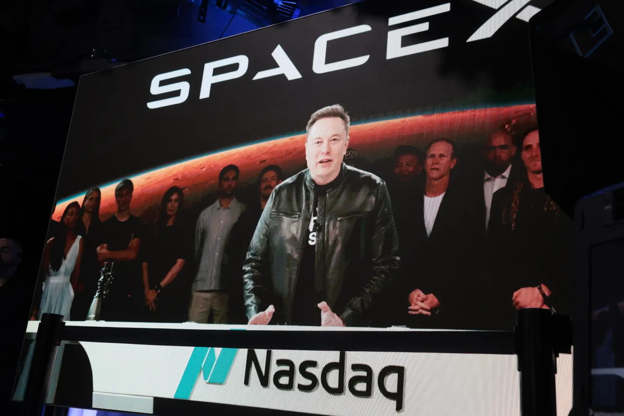 SpaceX stock falls 5% after options trading opens, as analyst questions Elon Musk's $1 trillion(約160兆円) revenue target by 2030.