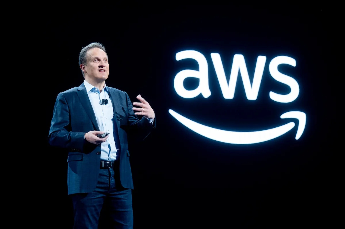 AWS、AI導入を支援する新組織に10億ドル投資